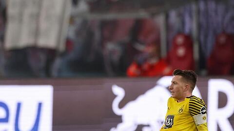 Dortmunds Marco Reus sitzt nach der Niederlage enttäuscht auf dem Rasen.