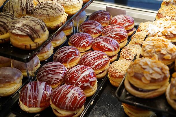 Rischart in der Leopoldstraße: So fruchtig, so cremig: Himbeer-Vanille-Krapfen (M.). Rischart in der Leopoldstraße: So fruchtig, so cremig: Himbeer-Vanille-Krapfen (M.).