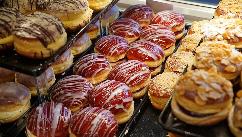 Rischart in der Leopoldstraße: So fruchtig, so cremig: Himbeer-Vanille-Krapfen (M.). Rischart in der Leopoldstraße: So fruchtig, so cremig: Himbeer-Vanille-Krapfen (M.).