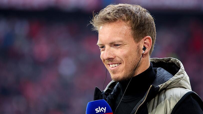 Münchens Cheftrainer Julian Nagelsmann bei Sky am Mikrofon.