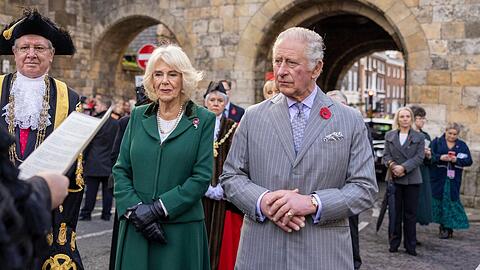 König Charles III. und Königsgemahlin Camilla wollen mit Ngozi Fulani über den rassistischen Vorfall bei einem Event im Buckingham Palast sprechen.