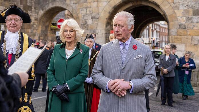 König Charles III. und Königsgemahlin Camilla wollen mit Ngozi Fulani über den rassistischen Vorfall bei einem Event im Buckingham Palast sprechen.