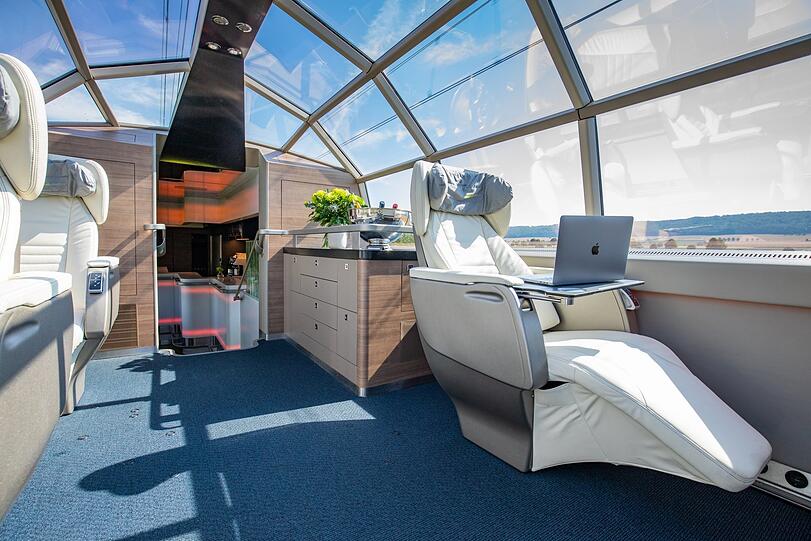 Loungesessel wie in der ersten Klasse im Flugzeug: Die Fahrt im Luxon-Privatzug kann gemütlich gestaltet werden - doch sie ist nicht ganz billig.