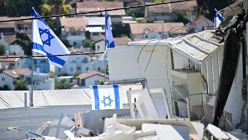 Israelische Fahnen an Ort eines iranischen Raketenangriffs in Beit Schemesch.