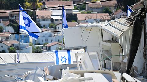 Israelische Fahnen an Ort eines iranischen Raketenangriffs in Beit Schemesch.