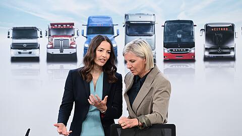 Finanzvorst&auml;ndin Eva Scherer (l) zu Zolleffekten: Niedriger dreistelliger Millionenbetrag.