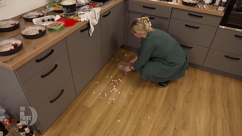 Die crunchige Baiser-Deko landet heute nicht auf dem Dessert, sondern auf dem Boden.