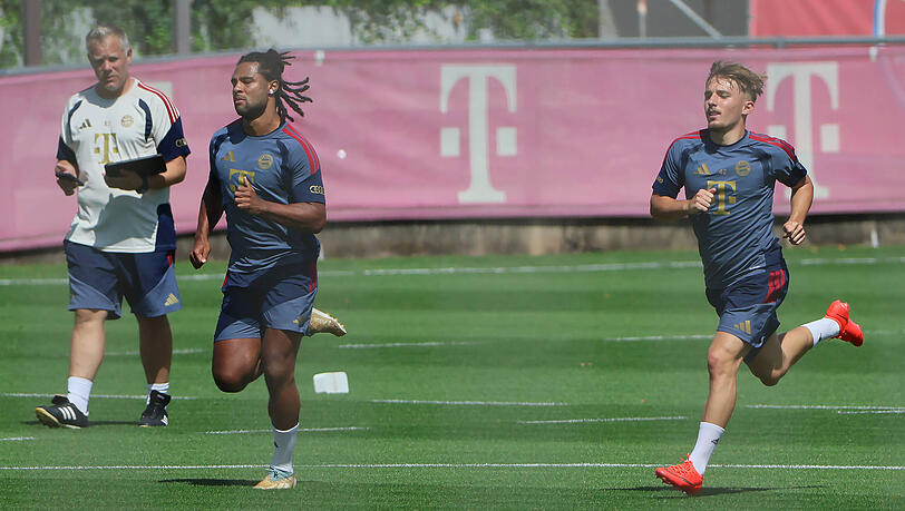 K&auml;mpfen sich zur&uuml;ck: Serge Gnabry (l.) und Lennart Karl.