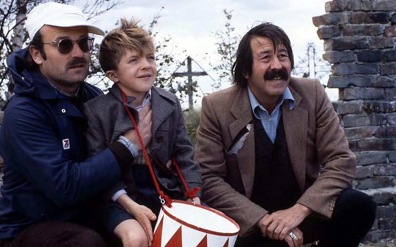 Günter Grass' (rechts) Geschichte über den kleinen Oskar (David Bennent, Mitte) brachte Volker Schlöndorff (links) einen Academy Award ein. Günter Grass' (rechts) Geschichte über den kleinen Oskar (David Bennent, Mitte) brachte Volker Schlöndorff (links) einen Academy Award ein.