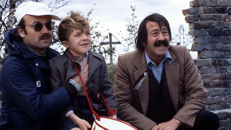 Günter Grass' (rechts) Geschichte über den kleinen Oskar (David Bennent, Mitte) brachte Volker Schlöndorff (links) einen Academy Award ein. Günter Grass' (rechts) Geschichte über den kleinen Oskar (David Bennent, Mitte) brachte Volker Schlöndorff (links) einen Academy Award ein.