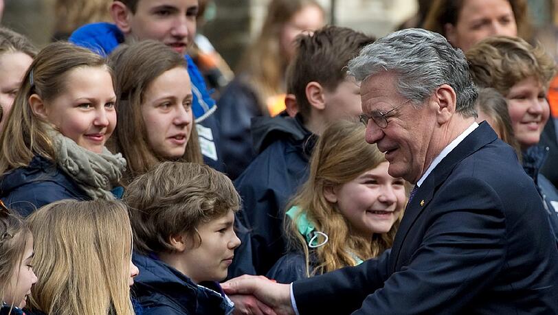 Bundespräsident Joachim Gauck hat am Dienstag am Festakt zum 800-jährigen Bestehen des Thomanerchors in Leipzig teilgenommen - die Bilder. Bundespräsident Joachim Gauck hat am Dienstag am Festakt zum 800-jährigen Bestehen des Thomanerchors in Leipzig teilgenommen - die Bilder.