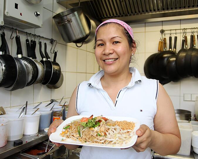 Chefin Thanawan Chaikittisilp kocht mit Leidenschaft. Hier frisch vom Herd: Bandnudeln mit Ei, Thai-Basilikum und Garnelen für 8 Euro.