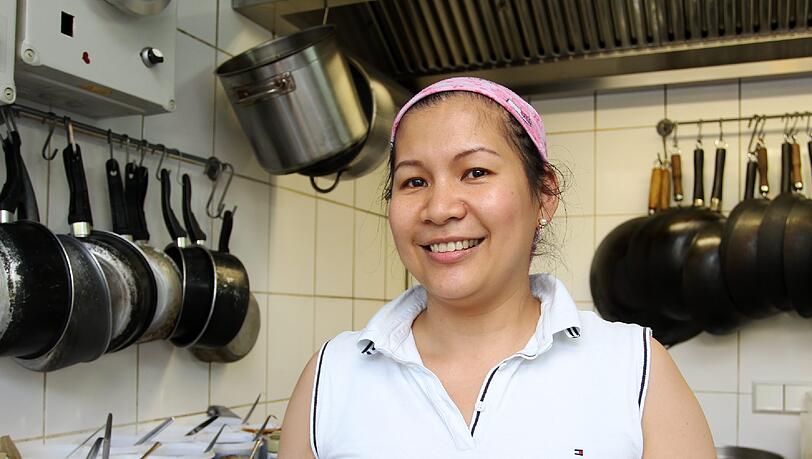 Chefin Thanawan Chaikittisilp kocht mit Leidenschaft. Hier frisch vom Herd: Bandnudeln mit Ei, Thai-Basilikum und Garnelen für 8 Euro. Chefin Thanawan Chaikittisilp kocht mit Leidenschaft. Hier frisch vom Herd: Bandnudeln mit Ei, Thai-Basilikum und Garnelen für 8 Euro.