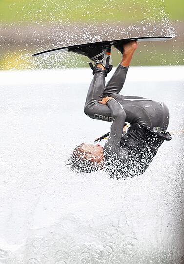 Dieser Artist ist allerdings kein Spieler des TSV 1860, sondern ein Mitarbeiter der WasserskianlageLöwen auf Wasserski: Die Spieler des TSV 1860 wechseln im Trainingslager in Bad Höring kurz einmal die Sportart.