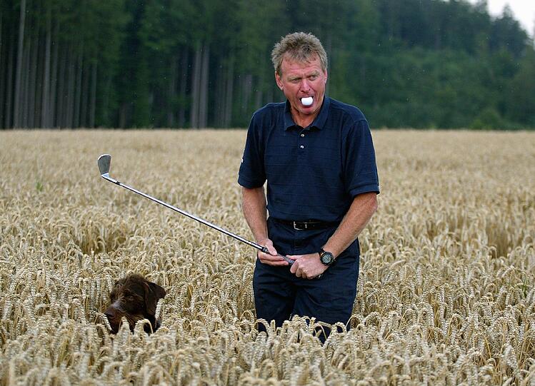 &bdquo;Das Golfen ist mein liebstes Hobby. Mein Handicap ist aktuell 6,4, mein Bestwert war 5,2. Damals hab ich auch den Oliver Kahn zum Golfen verführt. ,Was willst denn mit Golfen?', hat er mich aufgezogen damals in den 90er Jahren, als ich immer mein Golfbag zu den Nationalelf-Reisen dabei hatte. Momentan spiele ich meistens in Ebersberg, dort bin ich auch Mitglied. Der Olli war nie besser als ich, er hat ja auch nicht die Zeit dazu. Von den Alten spielt der Bulle Roth super, wir sind oft zusammen unterwegs. Der Bulle ist ein echter Freund.&ldquo;
