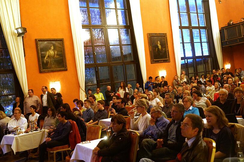 Zuschauer im Künstlerhaus bei der Langen Nacht der Musik am Samstag.