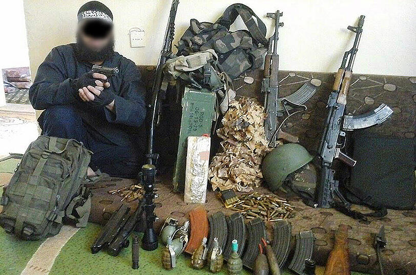 Der Hauptverdächtige der Terrorrazzia vom Donnerstag posiert mit zahlreichen Waffen.