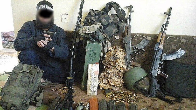 Der Hauptverdächtige der Terrorrazzia vom Donnerstag posiert mit zahlreichen Waffen. Der Hauptverdächtige der Terrorrazzia vom Donnerstag posiert mit zahlreichen Waffen.