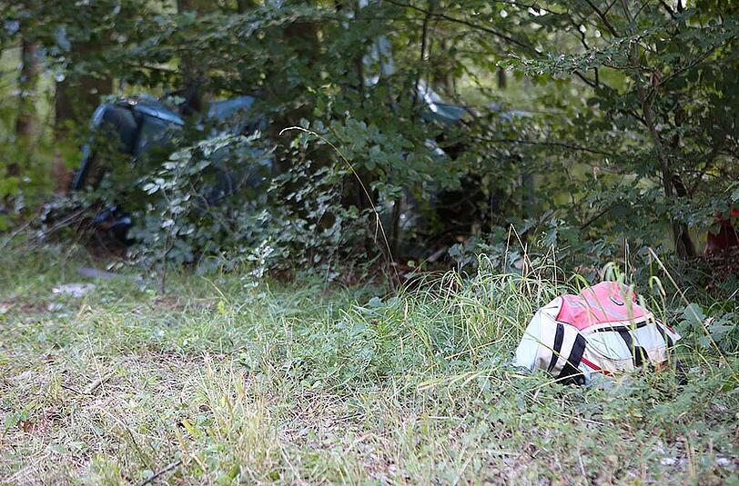 Nach einem schweren Verkehrsunfall im unterfränkischen Unterschleichach ist eine 19-jährige Frau gestorben. Die Bilder vom Unfallort.
