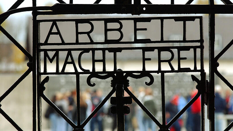 &bdquo;Arbeit macht Frei&ldquo; am Tor des KZ Dachau. Auf dem Bild von 2002 ist der Original-Schriftzug zu sehen, der nun ins Museum kommt.