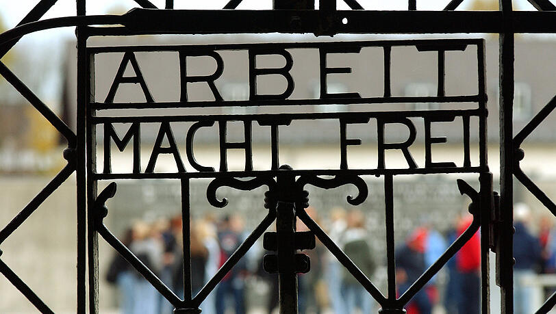 „Arbeit macht Frei“ am Tor des KZ Dachau. Auf dem Bild von 2002 ist der Original-Schriftzug zu sehen, der nun ins Museum kommt. „Arbeit macht Frei“ am Tor des KZ Dachau. Auf dem Bild von 2002 ist der Original-Schriftzug zu sehen, der nun ins Museum kommt.