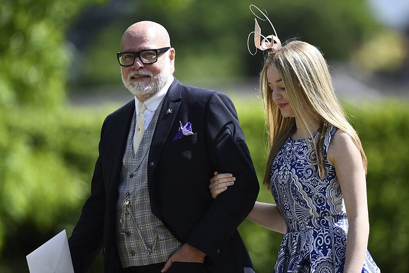 Gary Goldsmith, Onkel der Braut, und seine Tochter Tallulah auf dem Weg zur St. Mark's Kirche in Englefield.