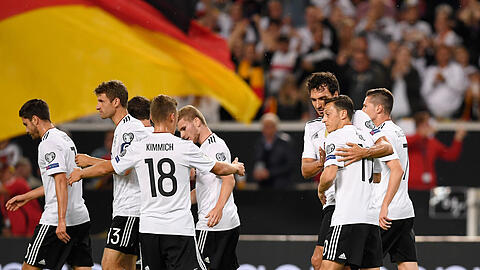 Das Ticket für die WM in Russland ist ihnen fast sicher: die deutschen Nationalspieler nach dem Sieg gegen Norwegen.