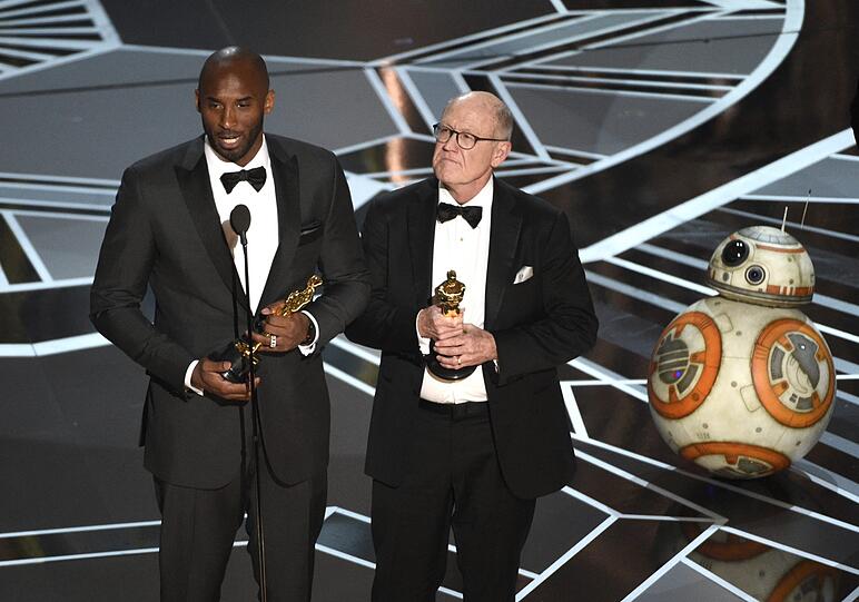 Kobe Bryant und Glen Keane nehmen den Oscar für den besten animierten Kurzfilm für "Dear Basketball" entgegen.