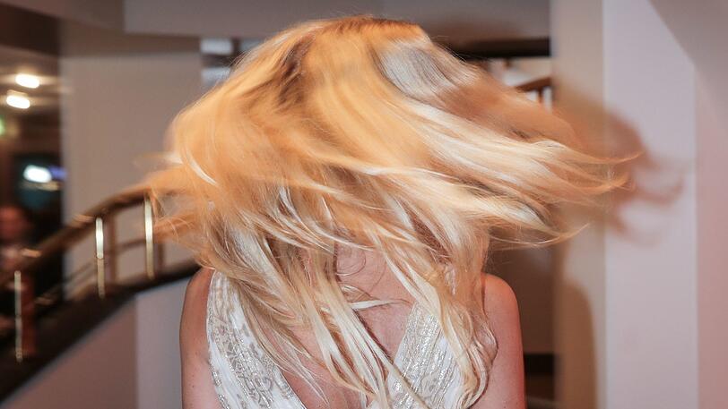 Für ihre blonde Wallemähne ist Sonya Kraus bekannt - von vorne erkennen ihre Fans sie nicht wieder.