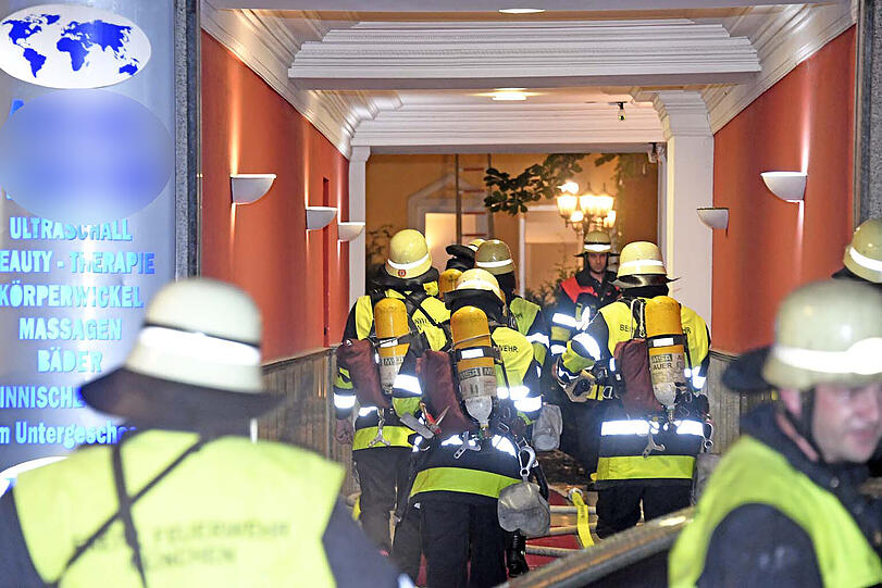 Nach einem Saunabrand in einem Münchner Hotel müssen sechs Gäste ins Krankenhaus.