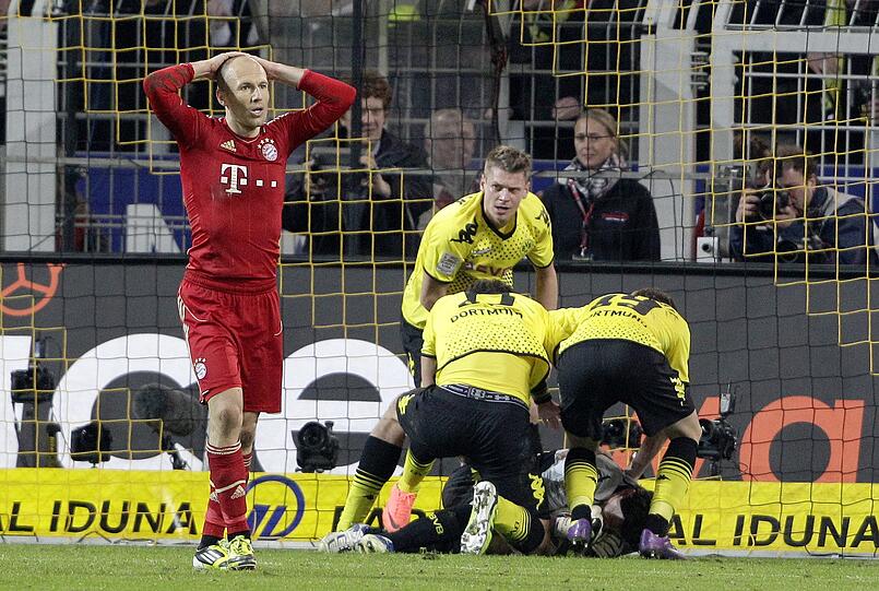 11. April 2012, Bundesliga: Der niedergeschlagene Robben nach seinem Fehlschuss.