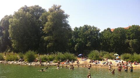 Im Sommer beliebt zum Sonnen und Baden: die Weideninsel.
