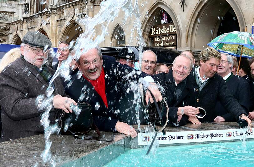 Das traditionelle Geldbeutelwaschen am Fischbrunnen zum Aschermittwoch mit OB Christian Ude, Hep Monatzeder und Ernst Wolowicz.
