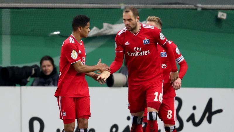 Pierre-Michel Lasogga (M.) scheint auf Doppelpacks spezialisiert zu sein. Pierre-Michel Lasogga (M.) scheint auf Doppelpacks spezialisiert zu sein.