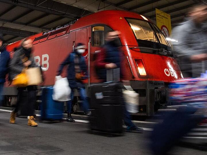 Reisende gehen am Eurocity-Zug aus Venedig vorbei. Foto: Lino Mirgeler/dpa