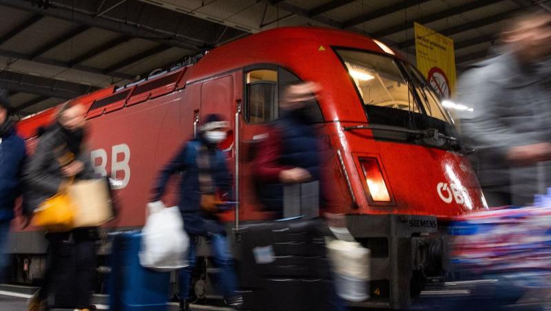 Reisende gehen am Eurocity-Zug aus Venedig vorbei. Foto: Lino Mirgeler/dpa Reisende gehen am Eurocity-Zug aus Venedig vorbei. Foto: Lino Mirgeler/dpa