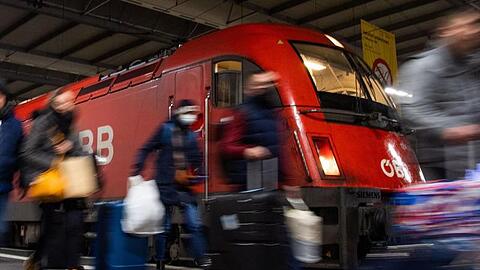 Reisende gehen am Eurocity-Zug aus Venedig vorbei. Foto: Lino Mirgeler/dpa
