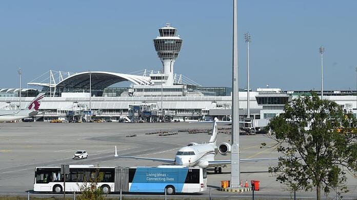Ein Autofahrer wurde am Münchner Flughafen betrunken und ohne gültigen Führerschein erwischt. (Archivbild)