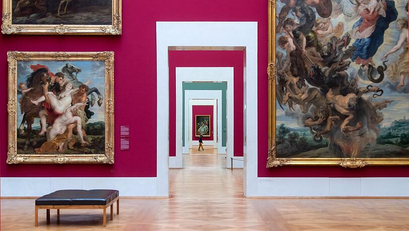 Verstaubt? Ist die Alte Pinakothek mitnichten! Und der frische, farbenfrohe Anstrich der Wände setzt die Ölgemälde in ein besonderes Licht.
