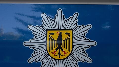 Das Logo der Bundespolizei ist an einem Fahrzeug der Bundespolizei bei einem Einsatz zu sehen.