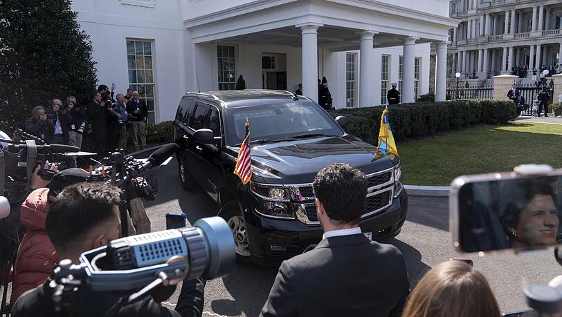 Und hier ist es vorbei: Ein Fahrzeug mit dem ukrainischen Präsidenten Wolodymyr Selenskyj an Bord verlässt nach einem Treffen mit US-Präsident Trump das Weiße Haus. Und hier ist es vorbei: Ein Fahrzeug mit dem ukrainischen Präsidenten Wolodymyr Selenskyj an Bord verlässt nach einem Treffen mit US-Präsident Trump das Weiße Haus.