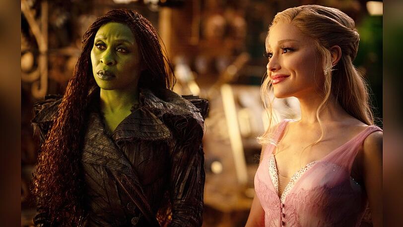 Elphaba (Cynthia Erivo, li.) und Glinda (Ariana Grande) kehren mit "Wicked: Teil 2" zurück auf die Leinwand.