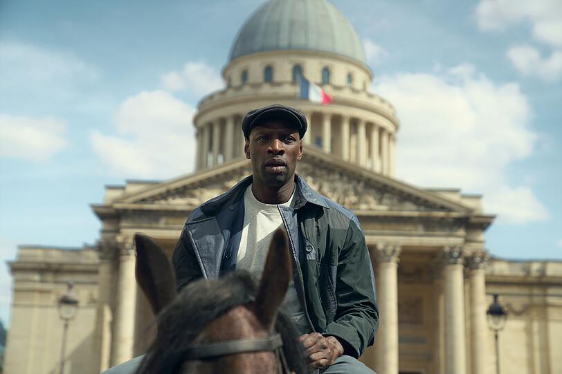 Meisterdieb Assane (Omar Sy) findet immer neue Mittel, um Polizei und Publikum zu überraschen. Meisterdieb Assane (Omar Sy) findet immer neue Mittel, um Polizei und Publikum zu überraschen.