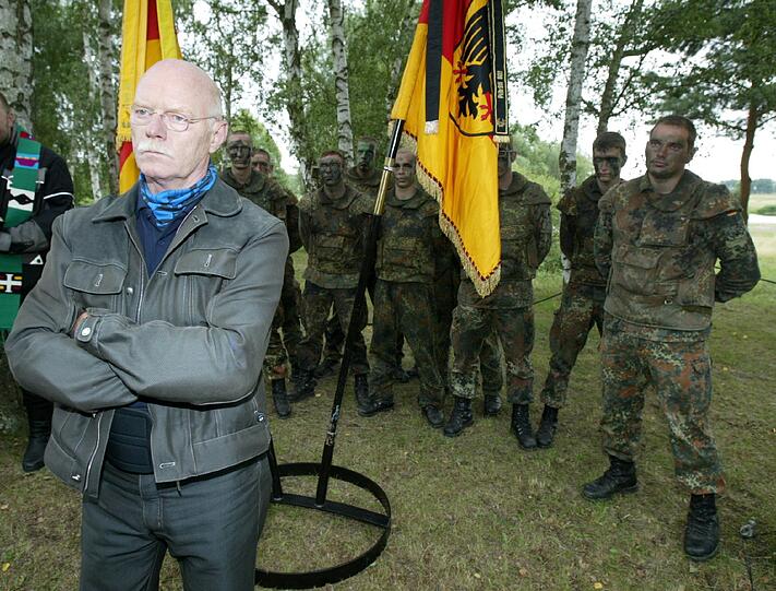 Er damalige Bundesverteidigungsminister 2005 beim Truppenbesuch auf dem Übungsplatz der Elbe-Havel-Kaserne in Havelberg.