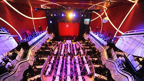Ein Traum in Rot: Der renovierte Zuschauerraum des Deutschen Theaters mit Ballbestuhlung. Für die Musicals ab März gibt&rsquo;s natürlich wieder Sitzreihen.