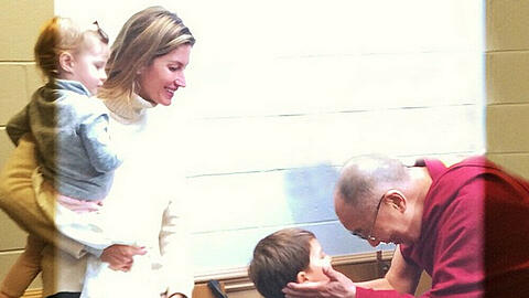 Gisele Bündchen mit ihren Kindern beim Dalai Lama
