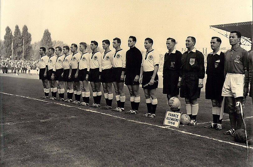 WM, 1958: Halbfinale gegen Schweden 1:3 - Das erste Duell mit einem Turnier-Gastgeber erlebt das DFB-Team bei der WM 1958 gegen Schweden. Gegen die Skandinavier setzte es eine bittere 1:3-Niederlage. Im abschließenden Spiel um Platz drei verliert man anschließend deutlich mit 3:6 gegen Frankreich um den 13-fachen Turniertorschützen Just Fontaine.