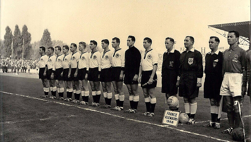 WM, 1958: Halbfinale gegen Schweden 1:3 - Das erste Duell mit einem Turnier-Gastgeber erlebt das DFB-Team bei der WM 1958 gegen Schweden. Gegen die Skandinavier setzte es eine bittere 1:3-Niederlage. Im abschließenden Spiel um Platz drei verliert man anschließend deutlich mit 3:6 gegen Frankreich um den 13-fachen Turniertorschützen Just Fontaine. WM, 1958: Halbfinale gegen Schweden 1:3 - Das erste Duell mit einem Turnier-Gastgeber erlebt das DFB-Team bei der WM 1958 gegen Schweden. Gegen die Skandinavier setzte es eine bittere 1:3-Niederlage. Im abschließenden Spiel um Platz drei verliert man anschließend deutlich mit 3:6 gegen Frankreich um den 13-fachen Turniertorschützen Just Fontaine.