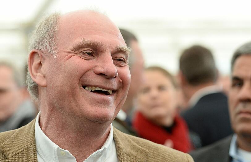 1. März 2015: Hoeneß besucht erstmals seit seiner Inhaftierung wieder ein Bayern-Spiel - das 2:0 der U19 beim 1. FSV Mainz 05.