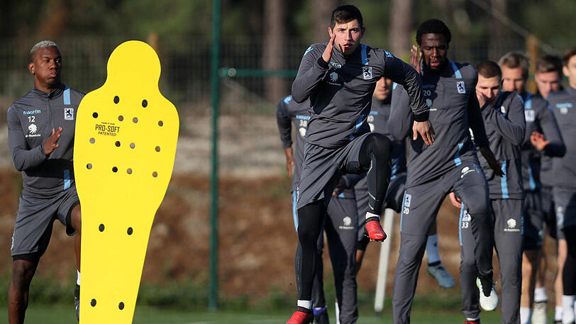 Sie rackerten und ackerten: Unter den kritischen Blicken ihres Trainers Vitor Pereira waren die Löwen-Profis auch am Samstag voll bei der Sache. Simon und Ribamar schnüren im Trainingslager in Troia immer noch ein Extra-Päckchen.